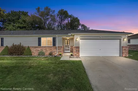16941 N Gardenia Dr, Fraser, MI 48026