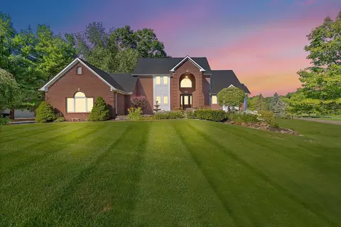 2672 Hartun Dr, Brighton, MI 48114