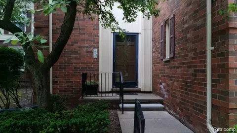 6348 Pepper Hill St #49, West Bloomfield, MI 48322