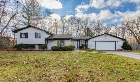 2780 Cherry Rd, Highland, MI 48356