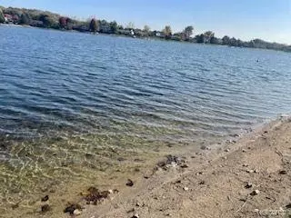 758 Bay Pointe Dr, Oxford, MI 48371