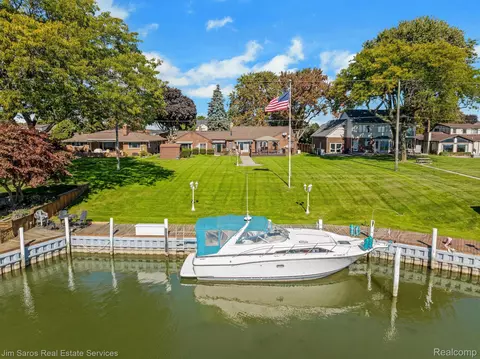 23000 Ardmore Park Dr, Saint Clair Shores, MI 48081