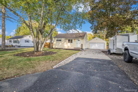 441 Clayburn Blvd, Waterford, MI 48327