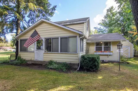 468 Oak Lake Dr, Waterford, MI 48327