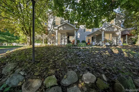 940 Saybrook Dr, Waterford, MI 48327
