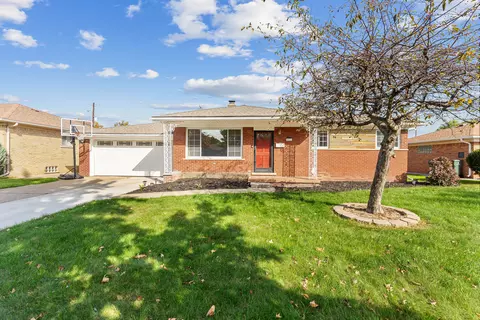 20313 Yale St, Saint Clair Shores, MI 48081