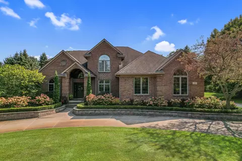 2860 Canterbury Crt Ct, Milford, MI 48381