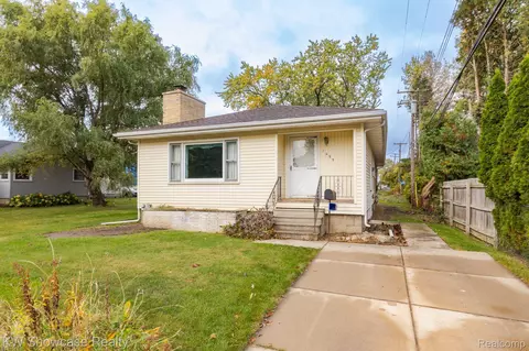 1495 Carlisle St, Pontiac, MI 48340