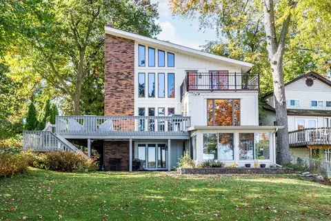 4134 Lamont Dr, Waterford, MI 48329
