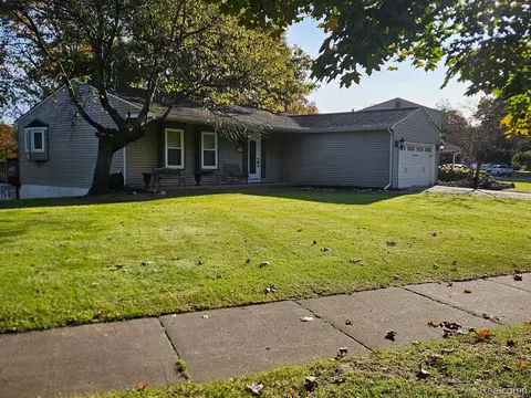 999 Meadowlark Dr, Waterford, MI 48327
