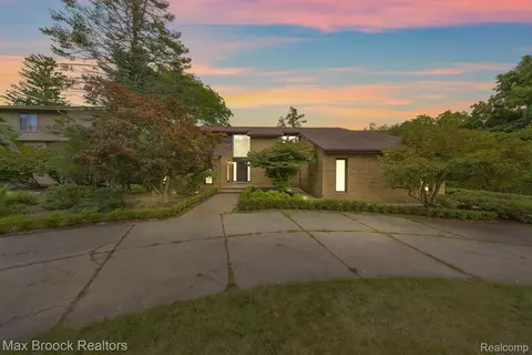 4619 Maura Ln, West Bloomfield, MI 48323
