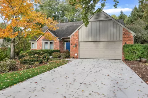 3080 Park Forest Dr, West Bloomfield, MI 48324