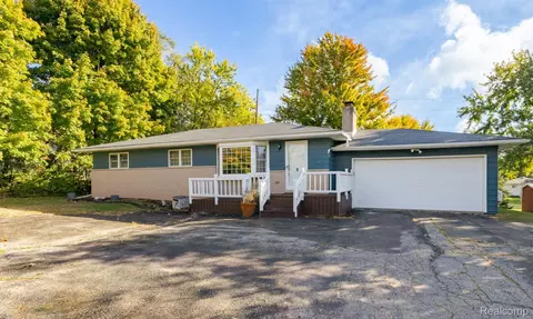 324 Brewster Rd, Rochester Hills, MI 48309