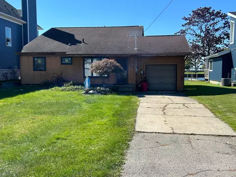 37791 Huron Pointe Dr, Harrison, MI 48045