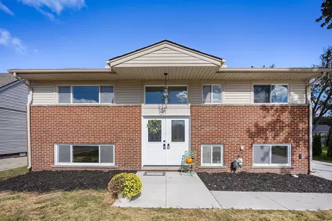 8075 Ogden Dr, Sterling Heights, MI 48314