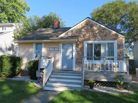 17483 Ivanhoe St, Roseville, MI 48066
