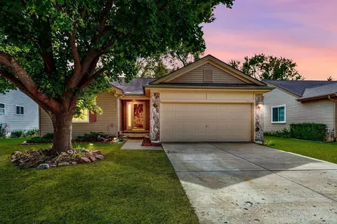 5819 Northridge Cir, Waterford, MI 48327