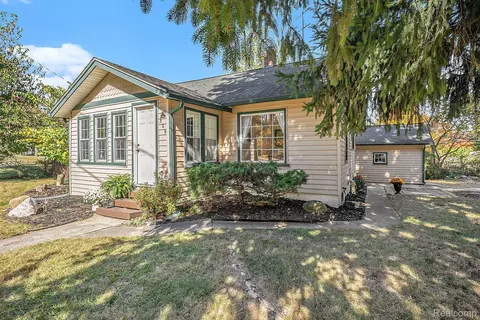 509 E South Holly Rd, Fenton, MI 48430
