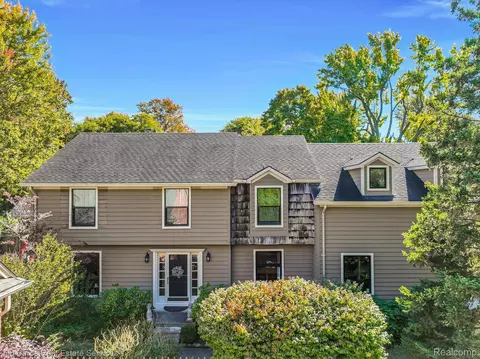 194 Lakeview Ave, Grosse Pointe Farms, MI 48236