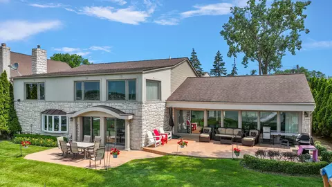 1530 Rivona Dr, West Bloomfield, MI 48328