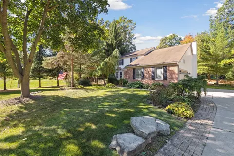 2464 Freeman Dr, Orion, MI 48360
