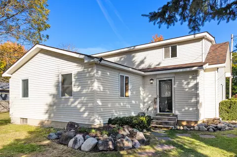 409 Fenwick St, Holly, MI 48442