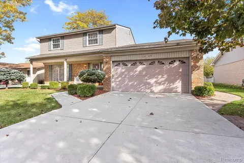 24449 Heritage Dr, Woodhaven, MI 48183