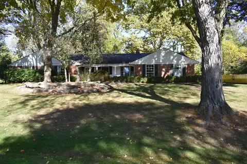 1081 Top View Rd, Bloomfield Hills, MI 48304