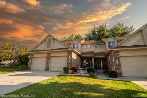 7180 Magnolia Ln, Waterford, MI 48327