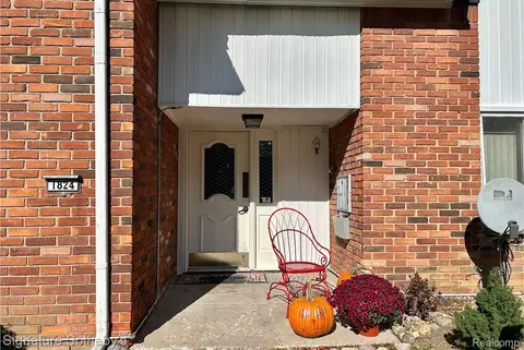 182 Colonial Village Way #4, Waterford, MI 48328