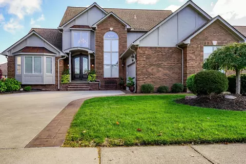 52720 Deerwood Dr, Macomb, MI 48042