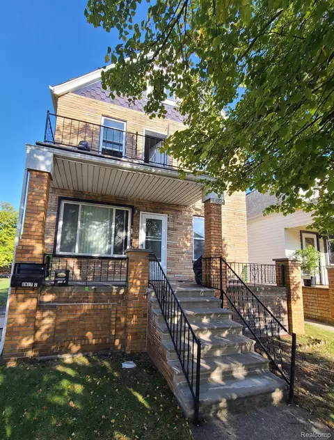 9386 Mitchell St, Hamtramck, MI 48212