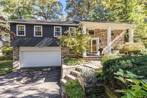1582 Chownings Glen Dr, Wixom, MI 48393