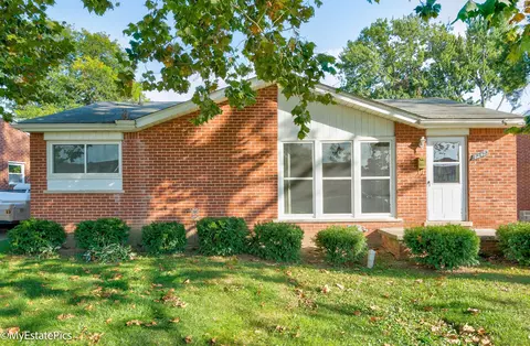 8242 Rickie Ln, Westland, MI 48185