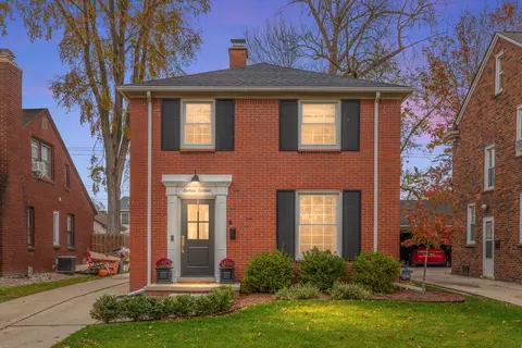 1616 Roslyn Rd, Grosse Pointe Woods, MI 48236