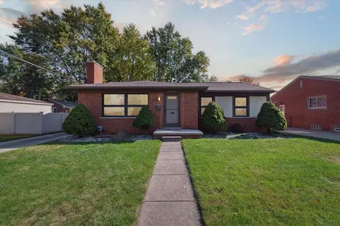9390 Colorado St, Livonia, MI 48150