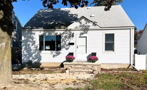 20841 Bon Heur St, Saint Clair Shores, MI 48081