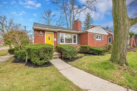 21101 Hunt Club Dr, Harper Woods, MI 48225