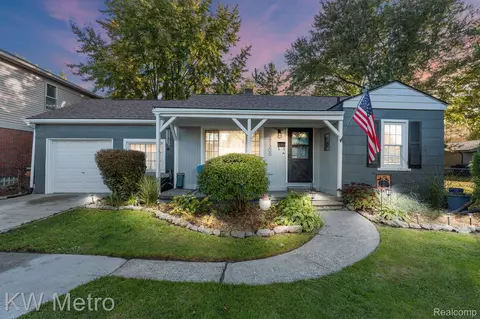 21300 Bayside St, Saint Clair Shores, MI 48081