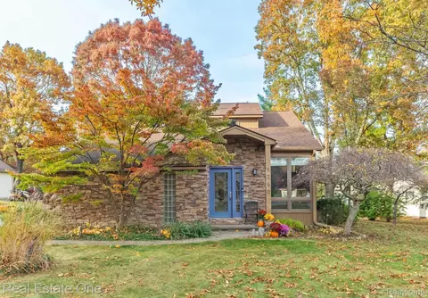 8260 Englewood Dr, Springfield, MI 48346