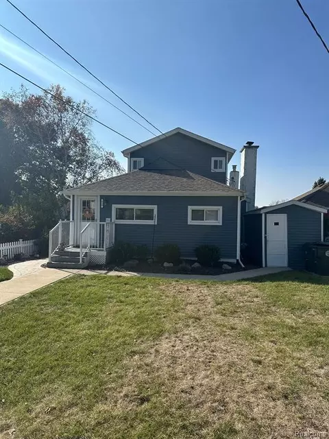 820 Pine Ave, Lake Orion, MI 48362