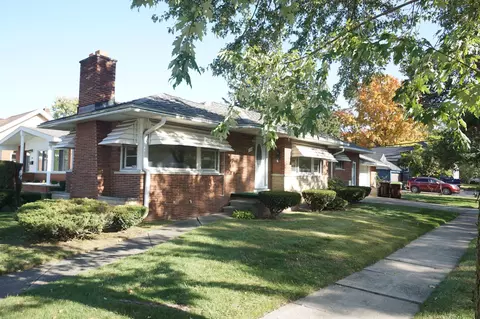 208 E Huron River Dr, Belleville, MI 48111