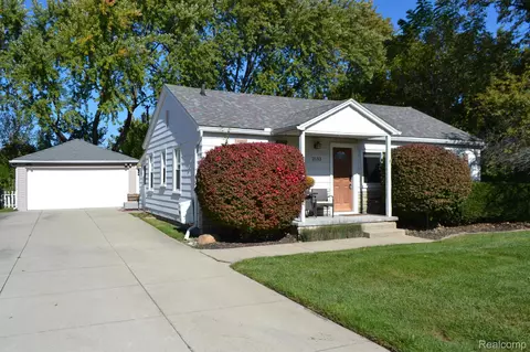 2133 Isabell Dr, Troy, MI 48083