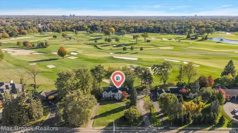 3805 W Maple Rd, Bloomfield, MI 48301