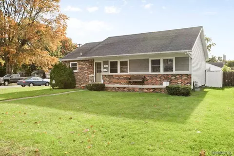 2864 W Rick Dr, Port Huron, MI 48060
