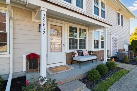 39852 Village Wood Cir, Novi, MI 48375
