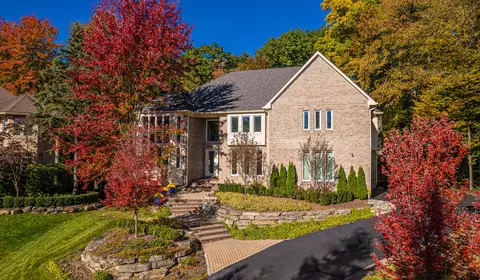 7597 Knoll Crest Dr, West Bloomfield, MI 48322