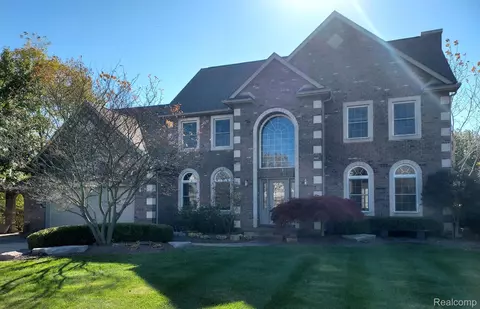5326 Edgewood Shores Dr, Genoa, MI 48843