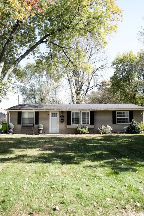 822 Forest Dr, Fenton, MI 48430