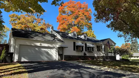 703 W Brooks St, Howell, MI 48843